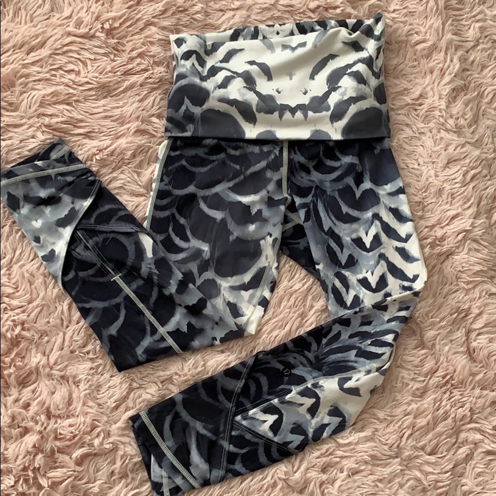 lululemon grey/white crop yoga leggings, peep calf
